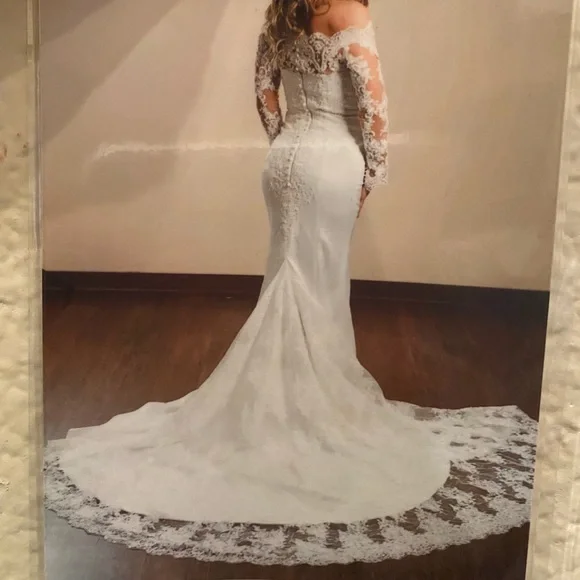 One of a kind size 2 Wedding Gown Street Size 0 Off the Shoulder NWT Pearl Bead